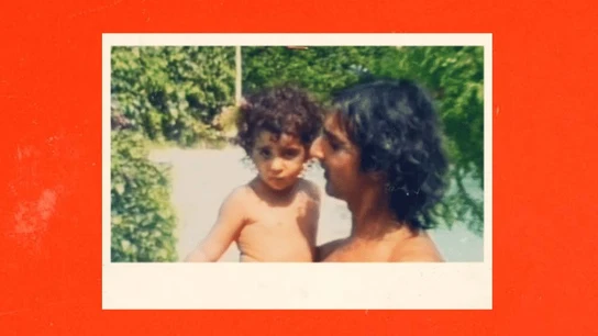 Una de las fotos familiares que Alba Flores muestra en el documental Una de las fotos familiares que Alba Flores muestra en el documental