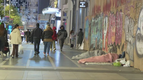 Personas durmiendo en la calle, en plena Gran Vía de Madrid. Personas durmiendo en la calle, en plena Gran Vía de Madrid.