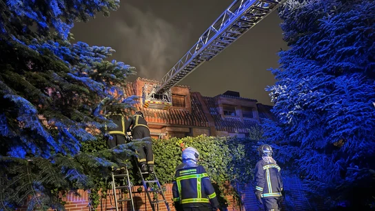 Bomberos de la Comunidad de Madrid acceden a una vivienda incendiada en Las Rozas Bomberos de la Comunidad de Madrid acceden a una vivienda incendiada en Las Rozas