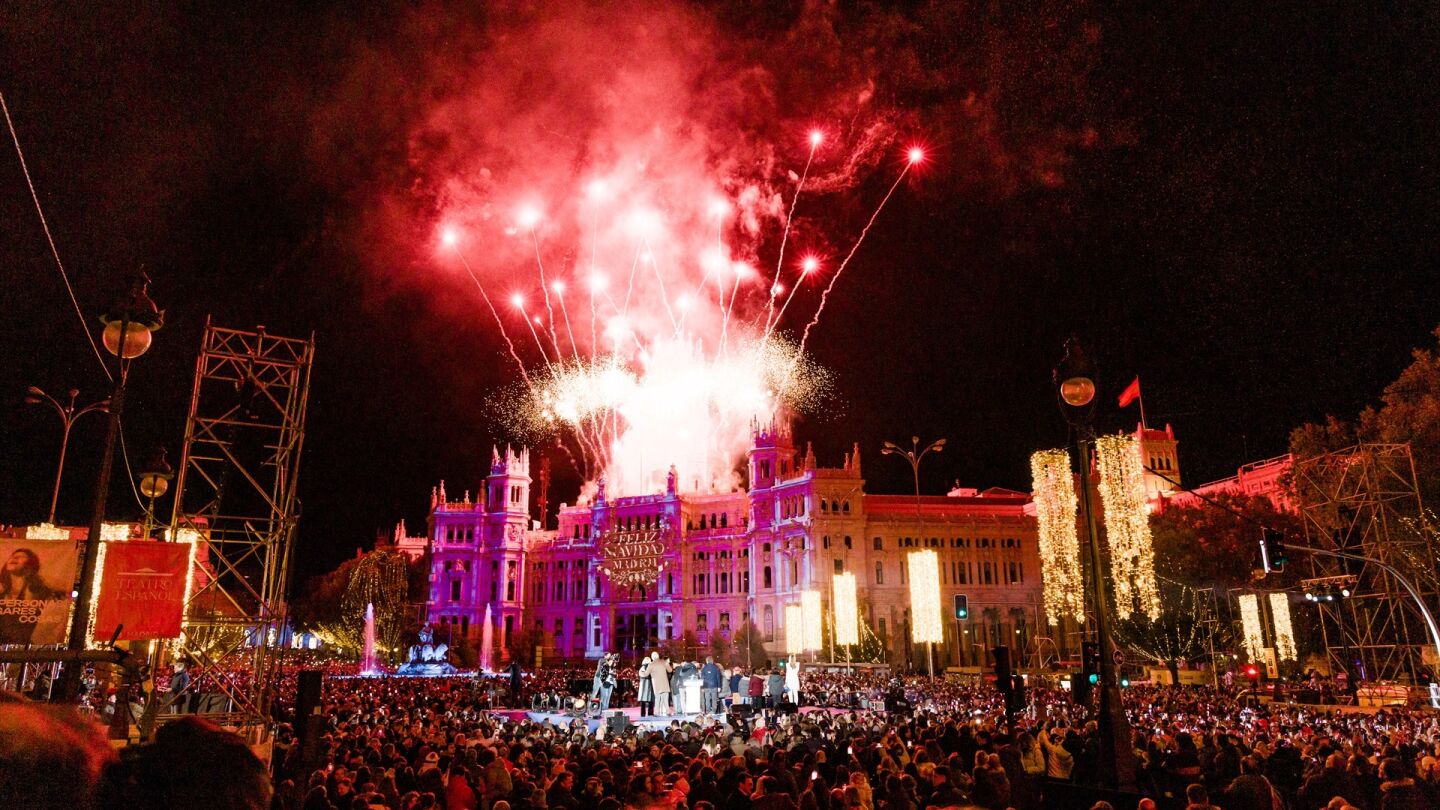 Inauguraci&oacute;n de la iluminaci&oacute;n navide&ntilde;a de Madrid, en la plaza de Cibeles