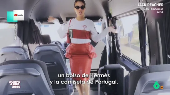 El 'look' de Georgina Rodríguez para ver jugar al hijo de Cristiano: "Es un poco lo contrario que las videollamadas de trabajo" Georgina Rodríguez mostraba en su canal de Youtube alguno de los usos que hace de su anillo de compromiso y la arriesgada combinación para ver jugar al hijo de Cristiano, mezclando camiseta de fútbol con ropa de lujo.