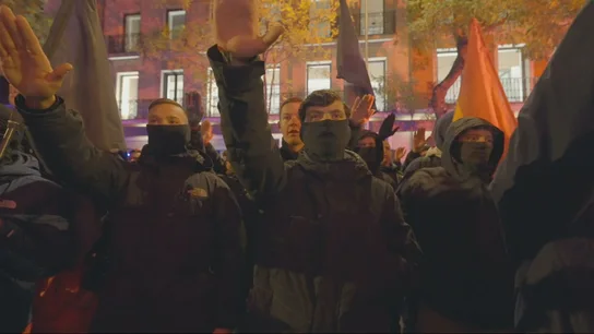 Manifestantes hacen el saludo fascista en la marcha organizada por la Falange el pasado viernes. Manifestantes hacen el saludo fascista en la marcha organizada por la Falange el pasado viernes.