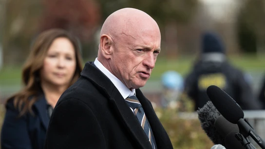 El senador Mark Kelly en una rueda de prensa en Washington DC. El senador Mark Kelly en una rueda de prensa en Washington DC.