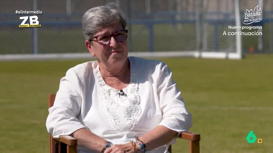 Isabel Fuentes, exfutbolista, recuerda las "burradas" que les gritaban: "Nos decían guarra, vete a fregar..." La deportista fue una de las pioneras en el fútbol femenino. Jugó hace 50 años en el Olímpico de Villaverde, pero tuvo que dejarlo antes de cumplir los 20. Fuentes recuerda junto a Sandra Villafañe, su carrera.