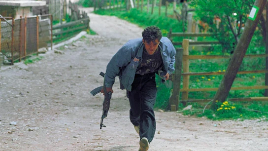 Un hombre corre para refugiarse de los disparos durante la guerra de Bosnia-Herzegovina Un hombre corre para refugiarse de los disparos durante la guerra de Bosnia-Herzegovina