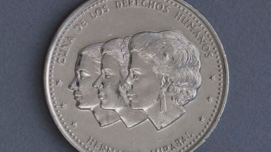 Una moneda de 25 centavos de 1983 con la imagen de las tres hermanas Mirabal, asesinadas en República Dominicana por el régimen de Trujillo