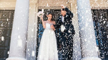 Una pareja de novios bañada en arroz tras casarse