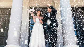 Una pareja de novios bañada en arroz tras casarse Una pareja de novios bañada en arroz tras casarse