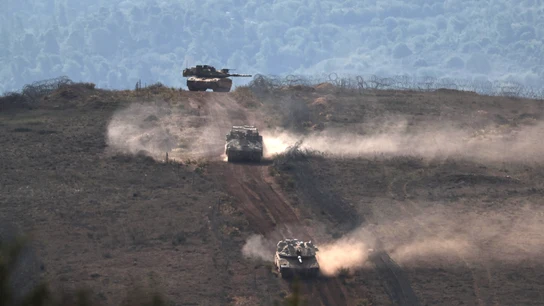 Tanques israelíes patrullan la frontera entre Israel y el Líbano, vistos desde el norte de Israel, este lunes Tanques israelíes patrullan la frontera entre Israel y el Líbano, vistos desde el norte de Israel, este lunes