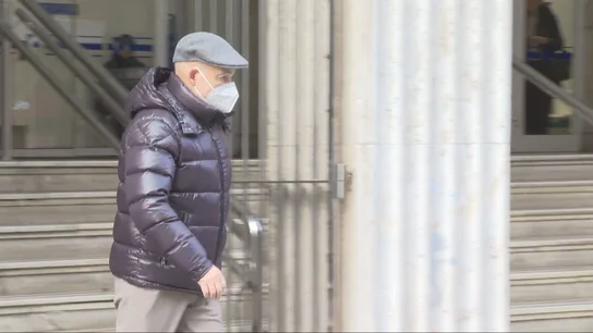 Una persona saliendo de un centro de salud con una mascarilla puesta en Aragón Una persona saliendo de un centro de salud con una mascarilla puesta en Aragón