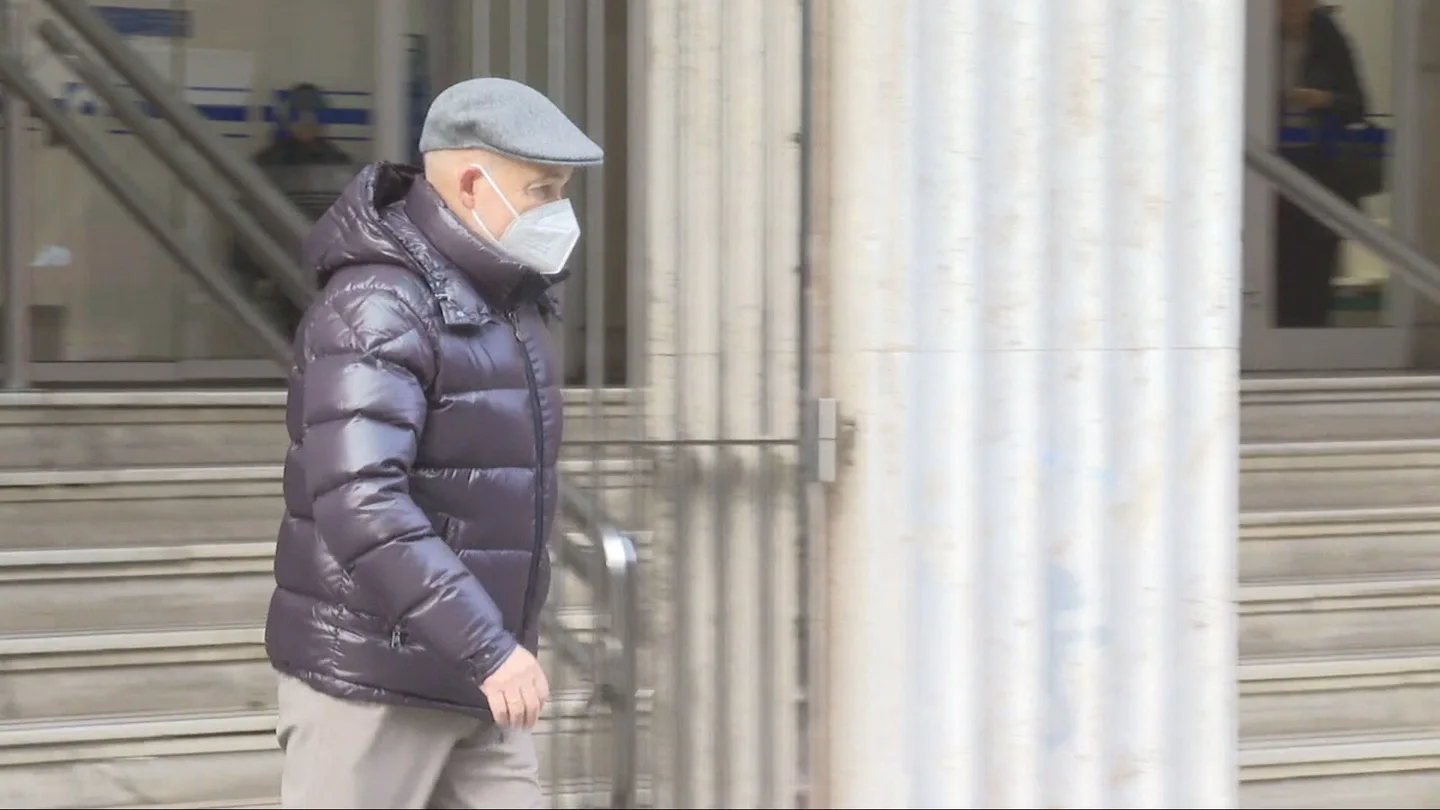 Una persona saliendo de un centro de salud con una mascarilla puesta en Aragón Una persona saliendo de un centro de salud con una mascarilla puesta en Aragón