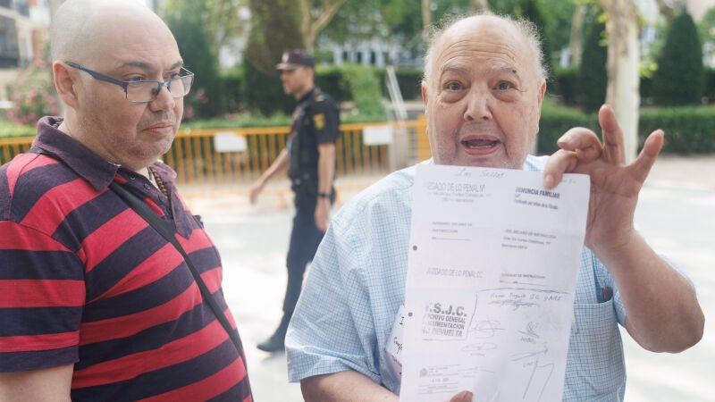 Los bulos del agitador ultra y miembro de la guardia de Franco que lleva al juzgado a Begoña Gómez como denunciante