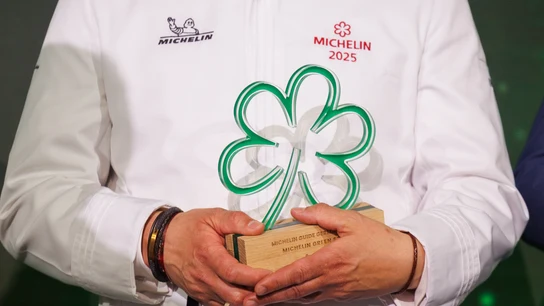 Un chef, con su Estrella Verde Michelin en la entrega de las estrellas de Alemania en junio de 2025 Un chef, con su Estrella Verde Michelin en la entrega de las estrellas de Alemania en junio de 2025