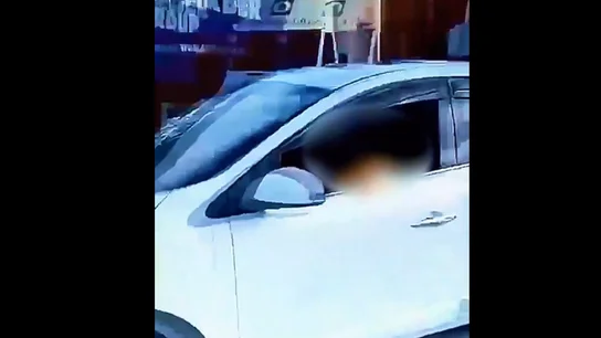 Detenida una mujer por grabar a su hijo de diez años al volante en Irún (Gipuzkoa) y subir el vídeo a redes sociales Detenida una mujer por grabar a su hijo de diez años al volante en Irún (Gipuzkoa) y subir el vídeo a redes sociales