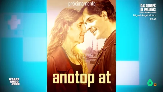 Zapeando recrea con IA cómo sería el cartel del "culebrón turco" de Feijóo y Sánchez: 'Anotop at' El líder popular intentaba lanzar una pulla al presidente del Gobierno, pero, en lugar de eso, tiene un lapsus y no consigue lanzar el 'zasca' que había preparado para Pedro Sánchez.