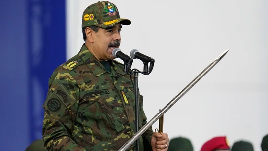 El presidente de Venezuela, Nicolás Maduro, con la espada de Simón Bolívar en mano El presidente de Venezuela, Nicolás Maduro, con la espada de Simón Bolívar en mano