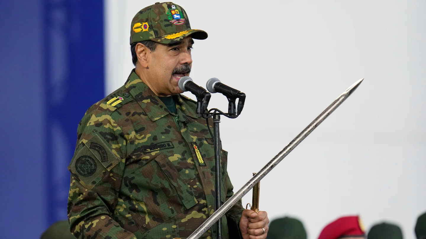 El presidente de Venezuela, Nicolás Maduro, con la espada de Simón Bolívar en mano El presidente de Venezuela, Nicolás Maduro, con la espada de Simón Bolívar en mano