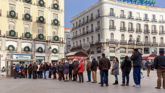 Fila de personas esperando para comprar Lotería en la Puerta del Sol de Madrid Fila de personas esperando para comprar Lotería en la Puerta del Sol de Madrid