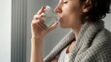 Mujer bebiendo agua Mujer bebiendo agua