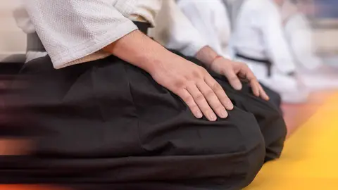 Hombre sentado de rodillas Hombre sentado de rodillas