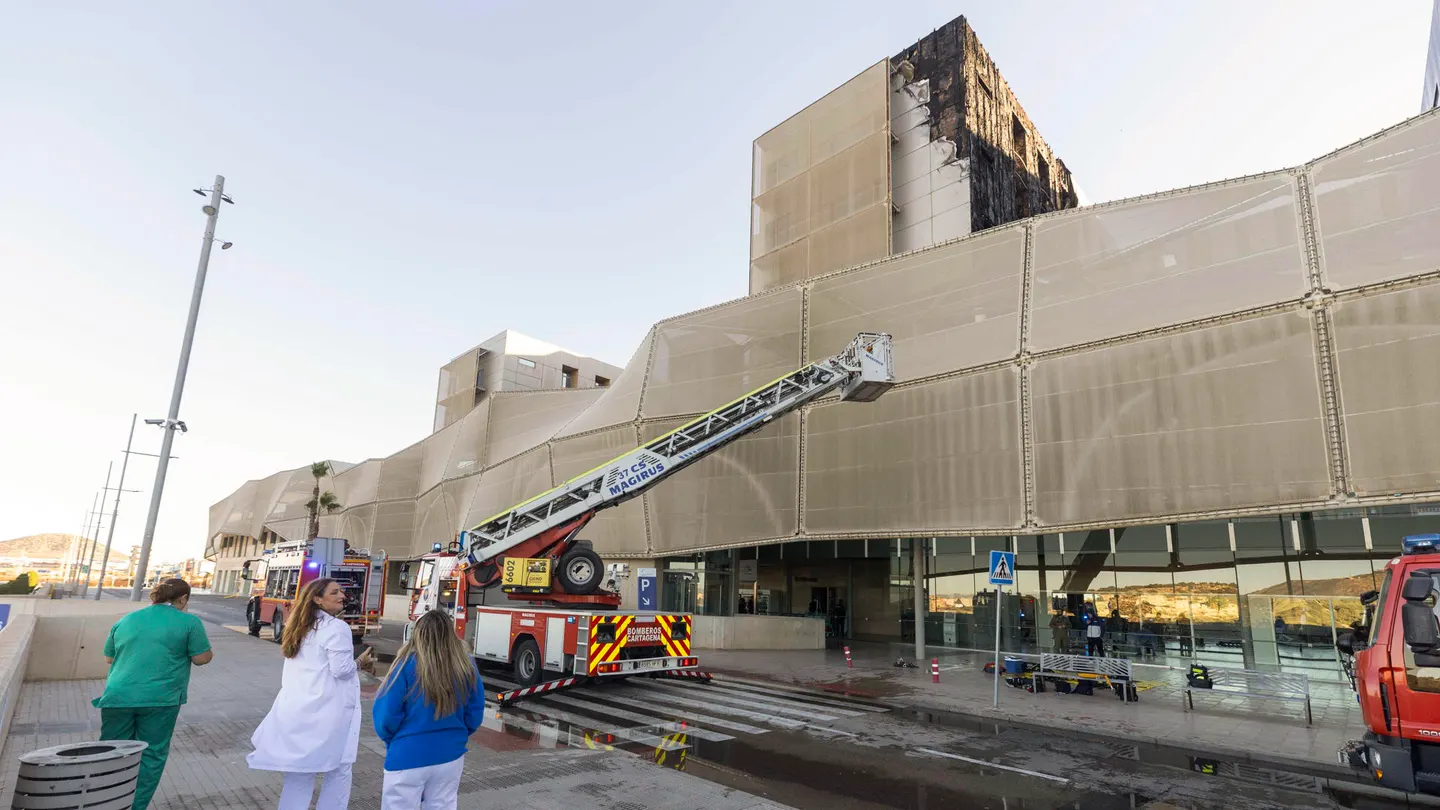 Controlado y sin heridos el incendio en la fachada y en la terraza del hospital Santa Lucía de Cartagena Controlado y sin heridos el incendio en la fachada y en la terraza del hospital Santa Lucía de Cartagena