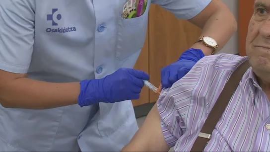 Imagen de una enfermera vacunando a un paciente Imagen de una enfermera vacunando a un paciente