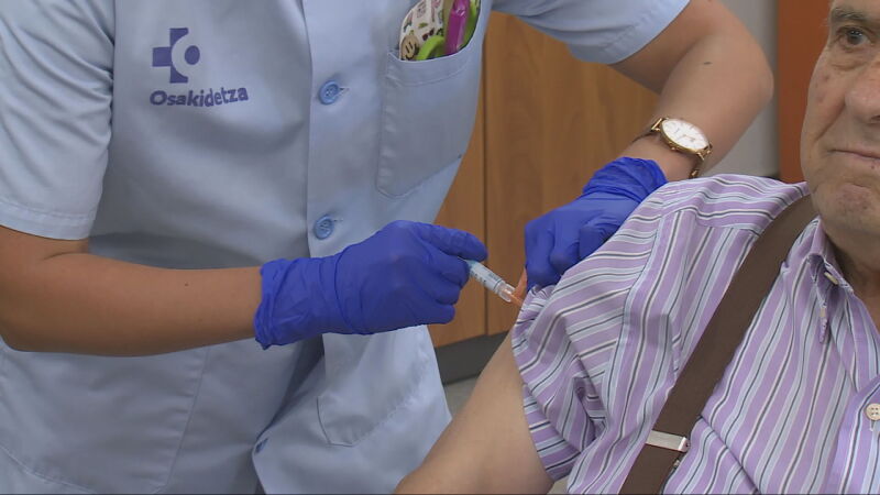 Imagen de una enfermera vacunando a un paciente Imagen de una enfermera vacunando a un paciente