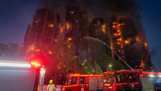 Los bomberos trabajan para extinguir un incendio que se desató en Hong Kong Los bomberos trabajan para extinguir un incendio que se desató en Hong Kong