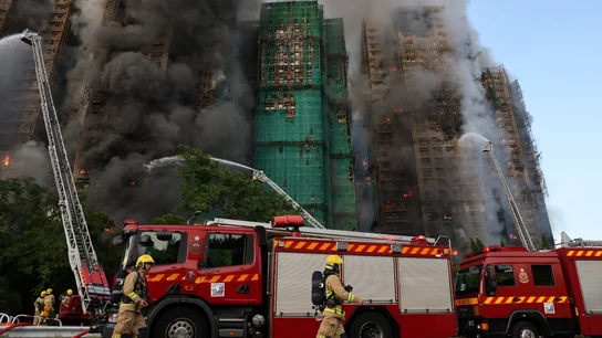 Al menos cuatro muertos en un gran incendio en varios rascacielos residenciales de Hong Kong Al menos cuatro muertos en un gran incendio en varios rascacielos residenciales de Hong Kong
