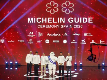 Fotografía de los galardonados con dos estrellas Michelín durante la gala de entrega de las Estrellas Michelín 2026 Fotografía de los galardonados con dos estrellas Michelín durante la gala de entrega de las Estrellas Michelín 2026