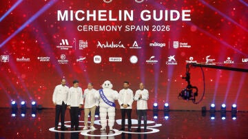 Fotografía de los galardonados con dos estrellas Michelín durante la gala de entrega de las Estrellas Michelín 2026