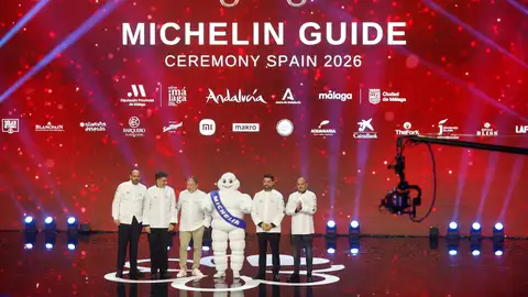 Fotografía de los galardonados con dos estrellas Michelín durante la gala de entrega de las Estrellas Michelín 2026 Fotografía de los galardonados con dos estrellas Michelín durante la gala de entrega de las Estrellas Michelín 2026