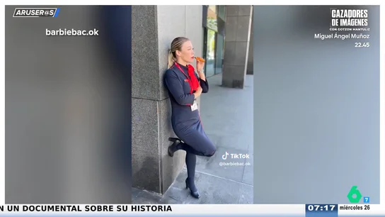 Una azafata cuenta en un vídeo las cosas que tienen prohibidas hacer con el uniforme puesto: "Nada de besos en público" Una azafata cuenta en un vídeo las cosas que tienen prohibidas hacer con el uniforme puesto: "Nada de besos en público"