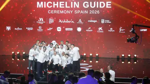 Fotografía de familia de los galardonados con tres estrellas Michelín durante la gala de entrega de las Estrellas Michelín 2026 Fotografía de familia de los galardonados con tres estrellas Michelín durante la gala de entrega de las Estrellas Michelín 2026
