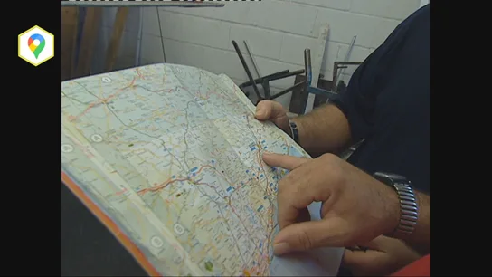 Imagen de dos personas consultando un mapa de carreteras Imagen de dos personas consultando un mapa de carreteras