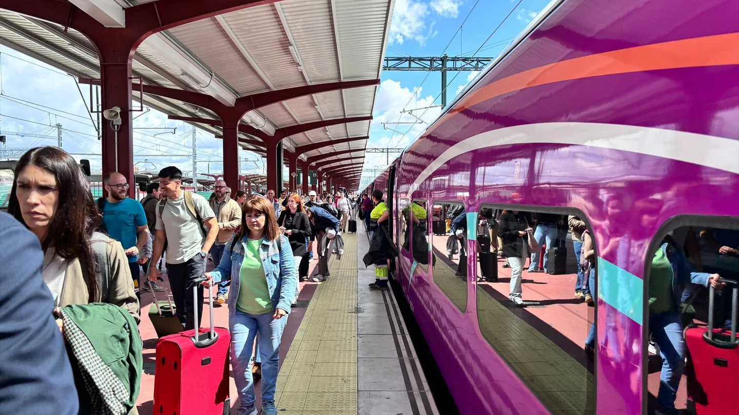 Varios viajeros estrenan el nuevo Avlo S-106 de Renfe Varios viajeros estrenan el nuevo Avlo S-106 de Renfe