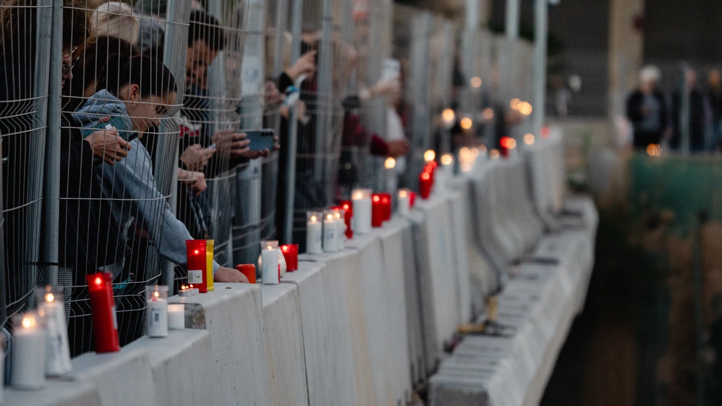 Varias personas ponen velas y hacen una cadena humana para homenajear a las víctimas de la dana Varias personas ponen velas y hacen una cadena humana para homenajear a las víctimas de la dana