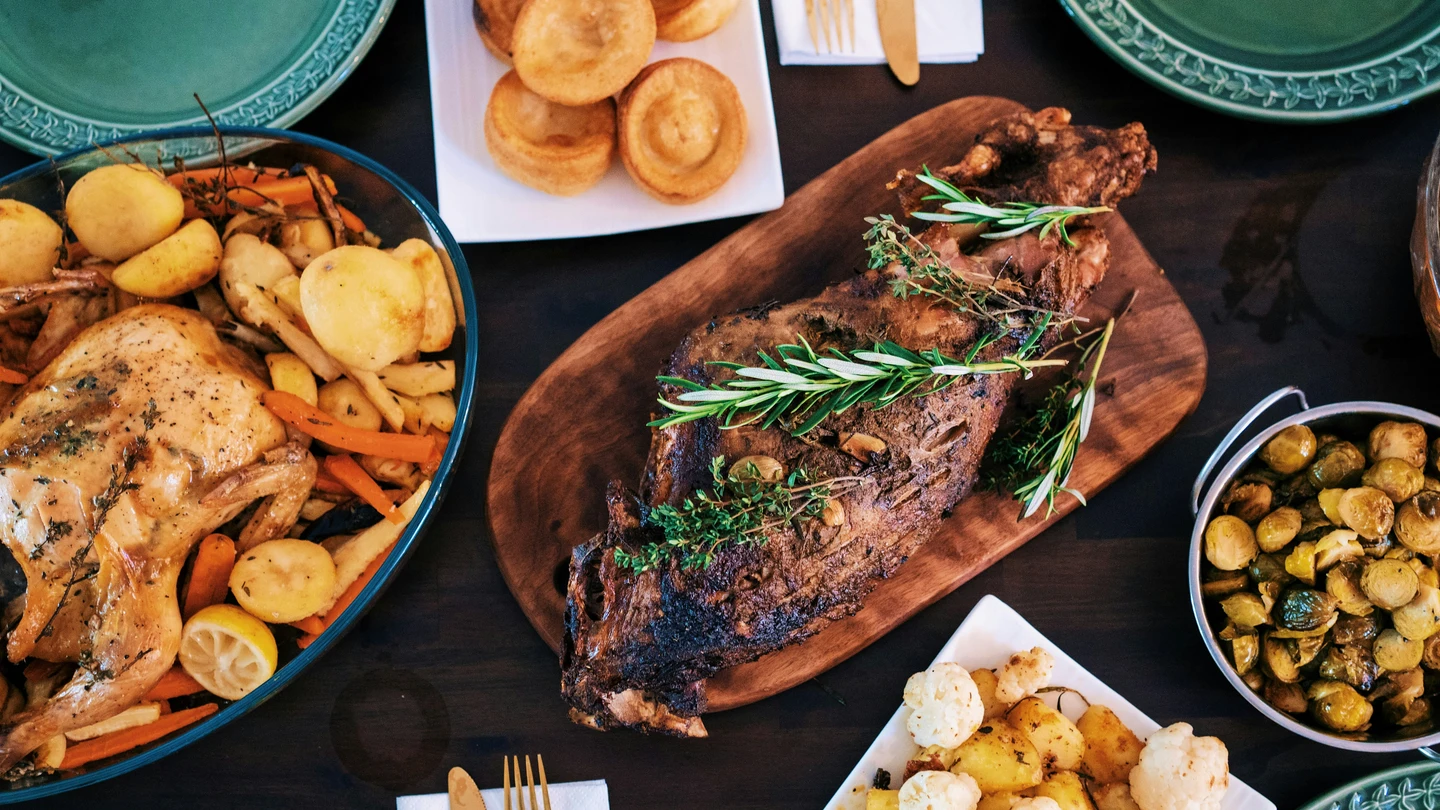 Todas las recetas de Carlos Maldonado, Pablo Ojeda y todos los chefs de Más Vale Tarde. Un ternasco asado acompañado de patatas sobre una mesa, listo para comer.