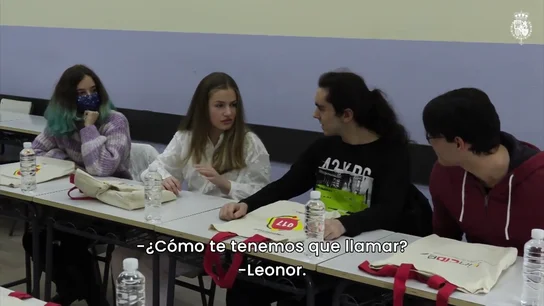 El gesto de la princesa Leonor con la mano cuando un joven le pregunta en un acto cómo la tienen que llamar El gesto de la princesa Leonor con la mano cuando un joven le pregunta en un acto cómo la tienen que llamar