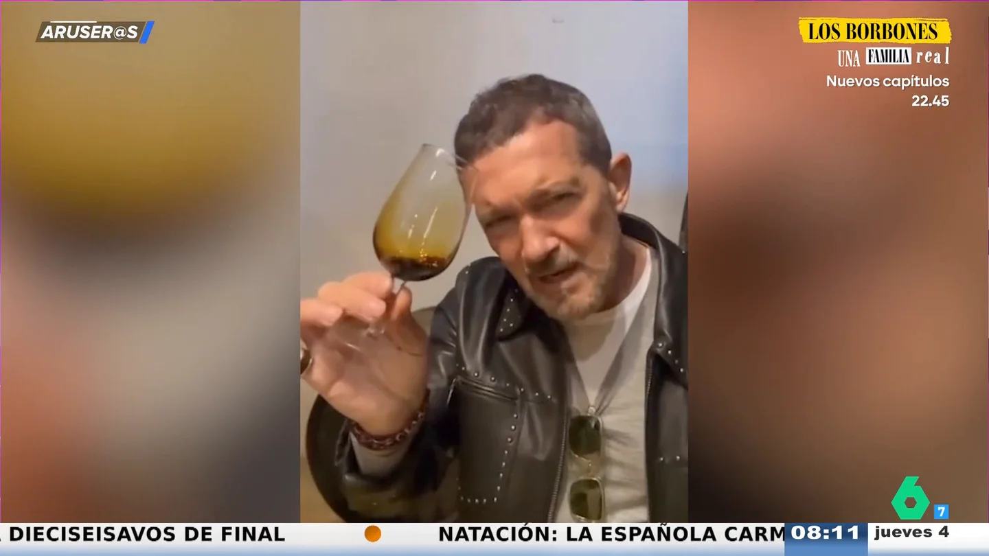 La reacción de Antonio Banderas al catar un vino de 1728 en Jerez: "¡Salud!" La reacción de Antonio Banderas al catar un vino de 1728 en Jerez: "¡Salud!"