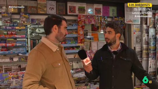 Miguel Sanz le descubre a Isma Juárez el oficio de quiosquero: "Hay que currárselo mucho y nadie sale rico de aquí" Isma Juárez aprende en este vídeo la profesión de quiosquero junto a Miguel Sanz, propietario de un quiosco de Madrid en el que pasa 12 horas diarias y donde ha tenido que innovar para ser rentable, como con firmas de libros.