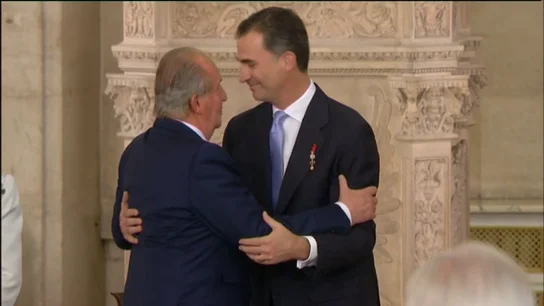 El "reinado a la defensiva" de Felipe VI: "Tiene que asumir no solo una Corona limpia, sino una situación precaria" El "reinado a la defensiva" de Felipe VI: "Tiene que asumir no solo una Corona limpia, sino una situación precaria"