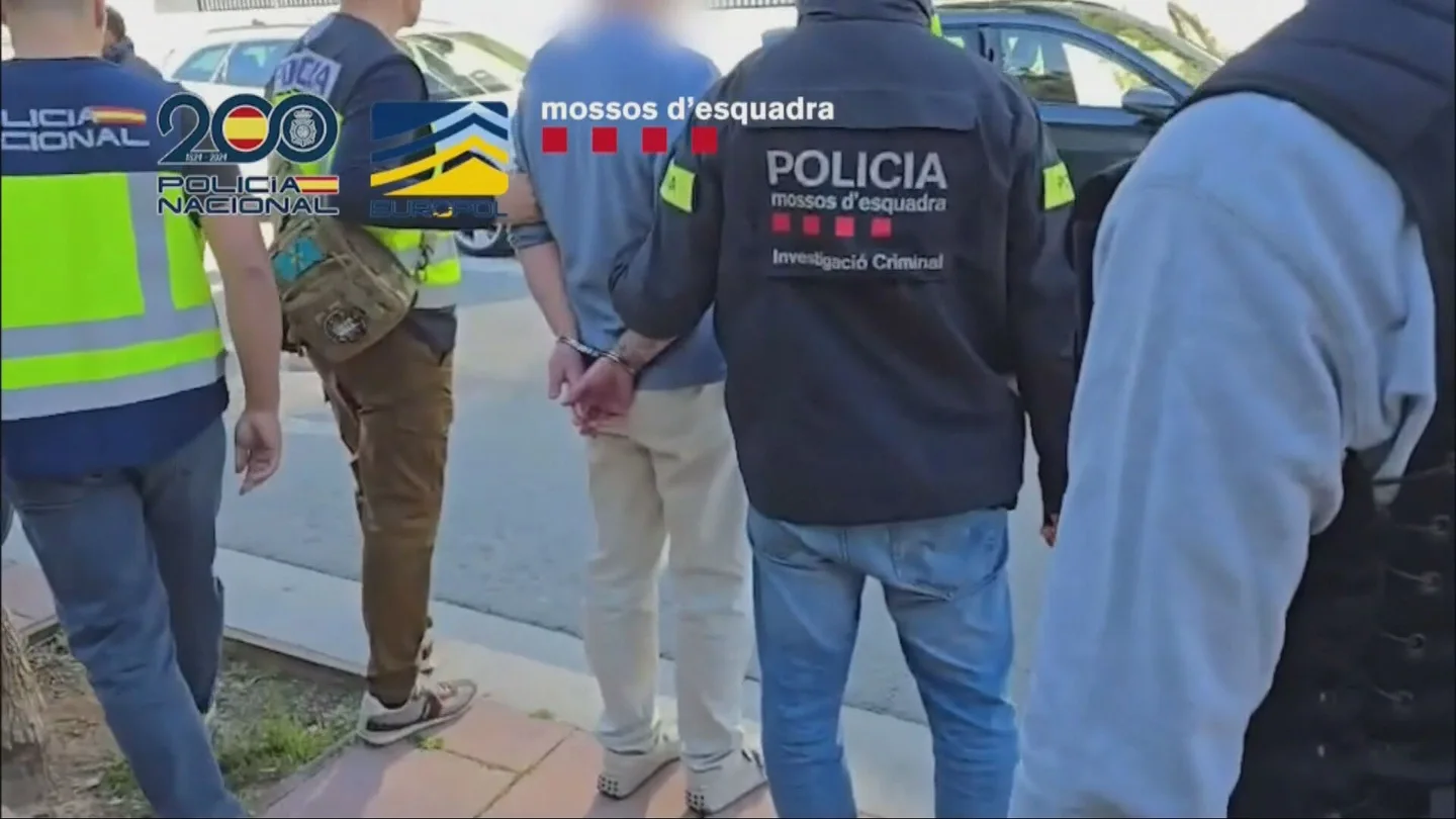Imagen de las fuerzas y cuerpos de seguridad del Estado con un 'criptoestafador' detenido Imagen de las fuerzas y cuerpos de seguridad del Estado con un 'criptoestafador' detenido