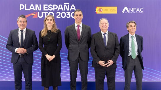 El presidente de ANFAC, Josep Mar&iacute;a Recasens; la ministra para la Transici&oacute;n Ecol&oacute;gica y el Reto Demogr&aacute;fico, Sara Aagesen; el presidente del Gobierno, Pedro S&aacute;nchez, y el ministro de Industria y Turismo, Jordi Hereu