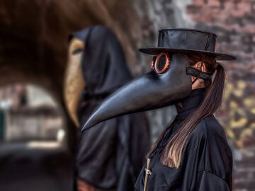 Trajes y m&aacute;scaras de un m&eacute;dico de la peste negra