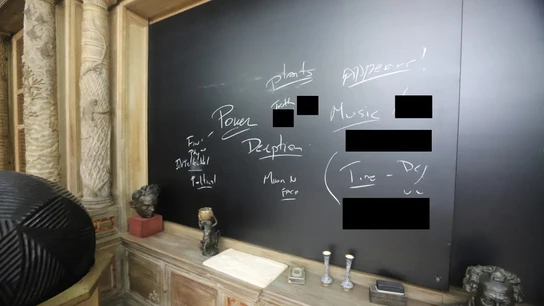 Una pizarra con palabras escritas en la mansión de Jeffrey Epstein en su isla Una pizarra con palabras escritas en la mansión de Jeffrey Epstein en su isla