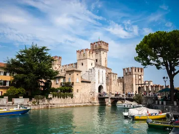 Castillo de la ciudad de Sirmione, Lago de Garda, Lombardía Castillo de la ciudad de Sirmione, Lago de Garda, Lombardía