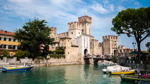 Castillo de la ciudad de Sirmione, Lago de Garda, Lombardía Castillo de la ciudad de Sirmione, Lago de Garda, Lombardía