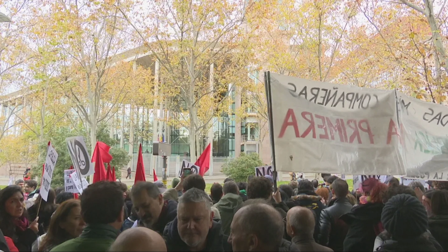 Financiación privada, control político y multas por una pancarta: así es la polémica ley universitaria "inconstitucional" de Ayuso Financiación privada, control político y multas por una pancarta: así es la polémica ley universitaria "inconstitucional" de Ayuso