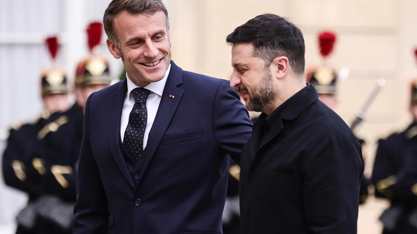 El presidente francés, Emmanuel Macron, y el presidente ucraniano, Volodímir Zelenski, en el Palacio del Elíseo en París. El presidente francés, Emmanuel Macron, y el presidente ucraniano, Volodímir Zelenski, en el Palacio del Elíseo en París.